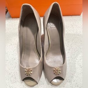 Tory Burch Jade Peep Toe Wedge, size 6 light gray